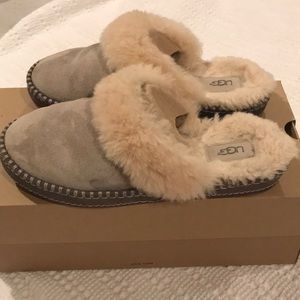 UGG Aira Slippers Sz 7 Women’s